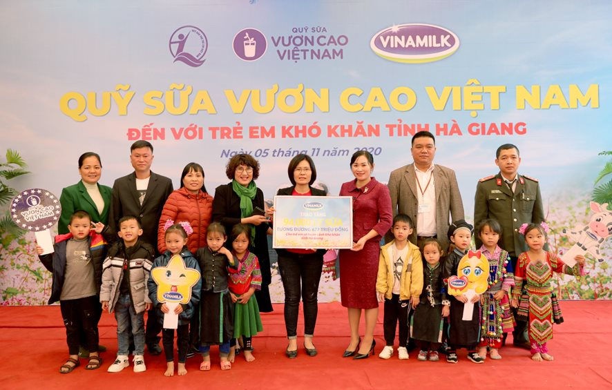 Vinamilk và Quỹ sữa Vươn cao Việt Nam trao tặng 94.000 ly sữa cho trẻ em Hà Giang