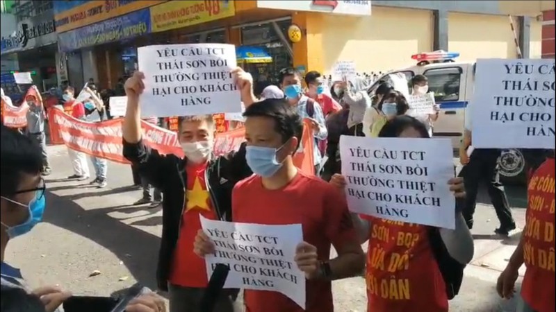 Khách hàng căng băng rôn "tố" Tổng công ty Thái Sơn lừa đảo