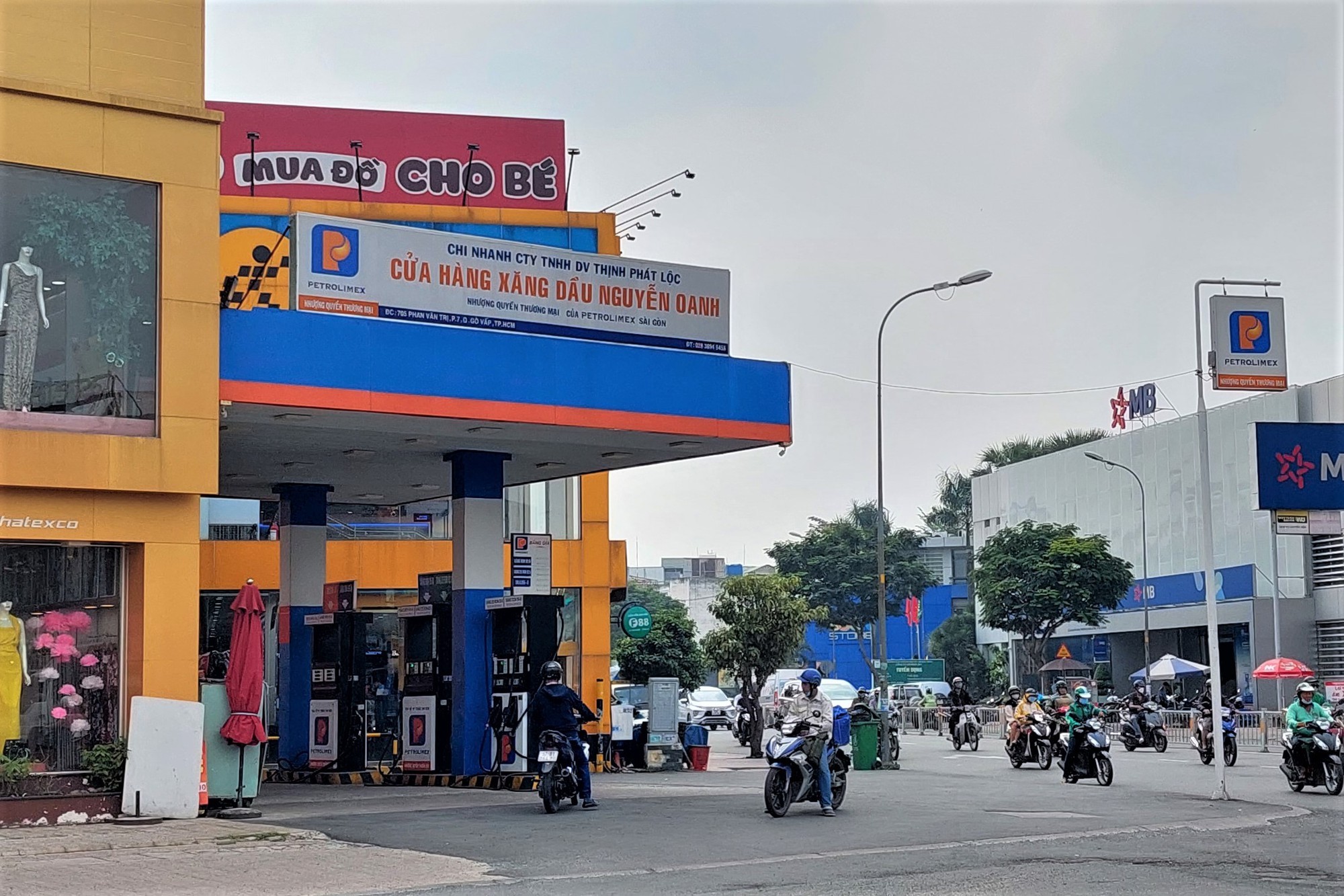 Giá xăng dầu tiếp tục tăng mạnh, gần sát mốc 23.000 đồng/lít