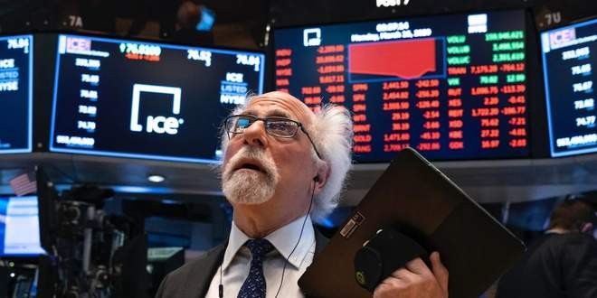 Dow Jones giảm 400 điểm sau khi Chủ tịch Fed nói “còn quá sớm để bàn về dừng nâng lãi suất”