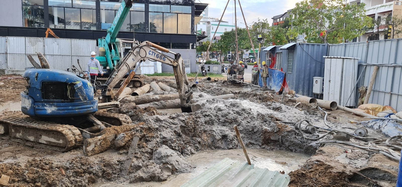 Chôn lấp bùn đất, phế thải xây dựng trái phép giữa trung tâm TP. Đà Nẵng