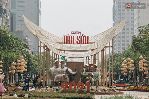 Cận cảnh đường hoa Nguyễn Huệ Tết Tân Sửu 2021 đang gấp rút hoàn thiện, bất ngờ xuất hiện toa tàu Metro