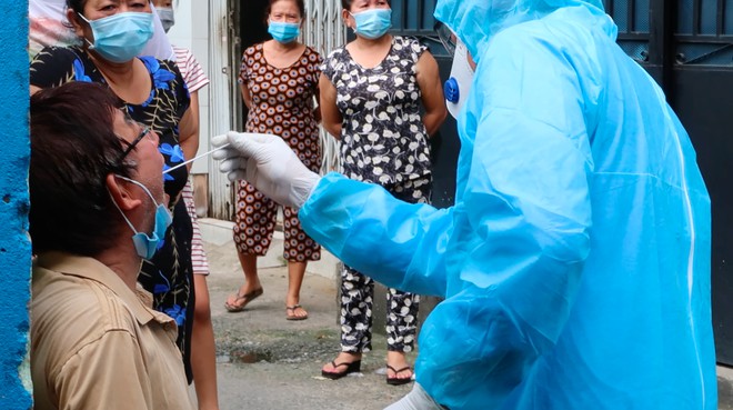 Chuyên gia giải mã ca Covid-19 'kỳ lạ' tại TP.HCM: F1 âm tính F2 dương tính!