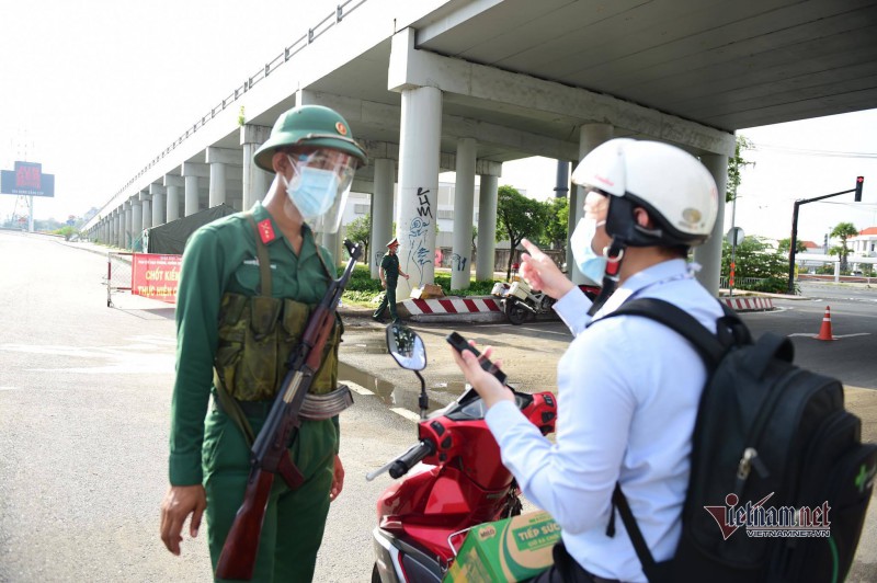 Hình ảnh TP.HCM ngày đầu tiên áp dụng giãn cách mức cao nhất