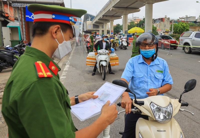 Vì sao 'giấy đi đường' của Hà Nội gây bức xúc?