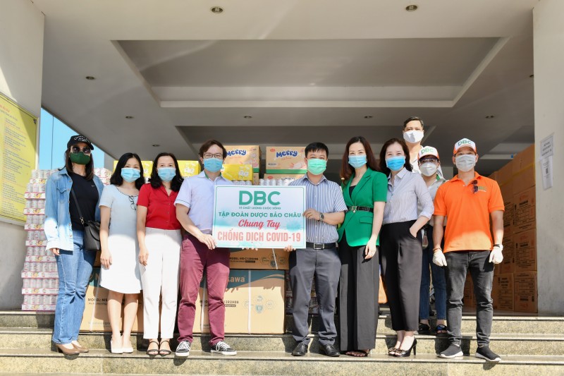 Tập đoàn Dược Bảo Châu trao tặng quà, hỗ trợ lực lượng tuyến đầu chống dịch
