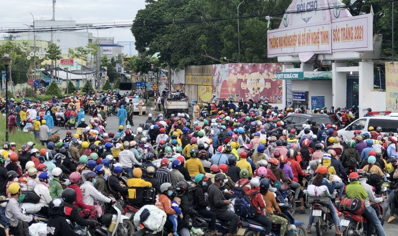 Cả trăm F0 trong các đoàn người về quê tránh dịch