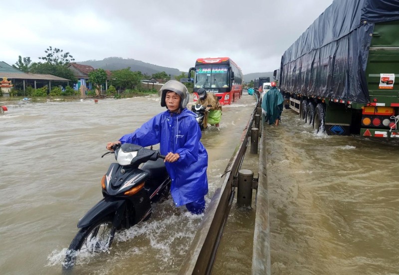 Hà Nội rét 18 độ C, miền Trung tiếp tục mưa lớn