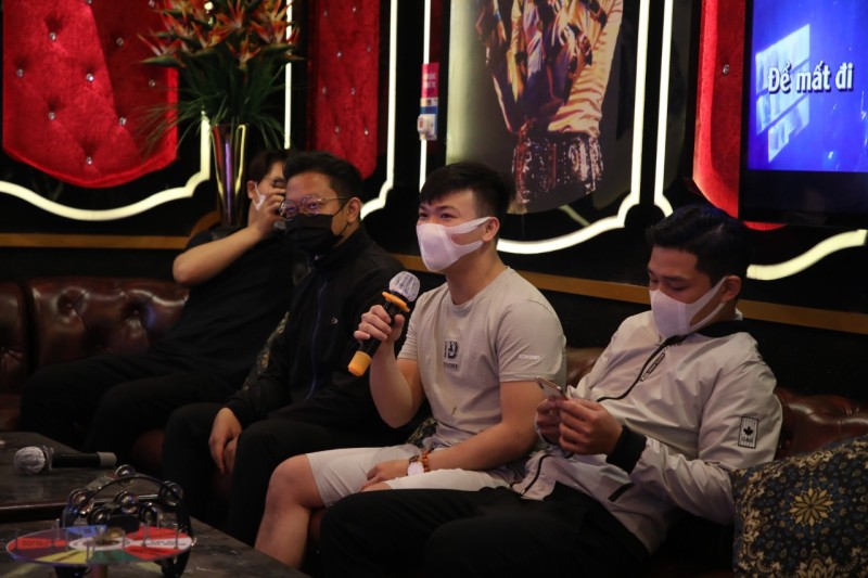 Quán karaoke mở trở lại, khách vừa đeo khẩu trang vừa hát