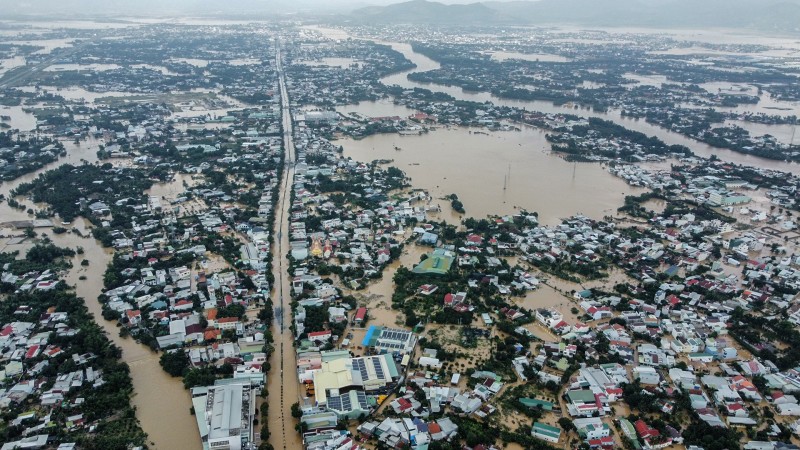 Nước lũ dâng ngập giường ngủ người dân Nha Trang