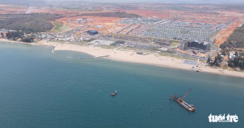 Dự án thi công bến du thuyền chưa cấp phép nhưng sao nhồi cọc xuống biển?