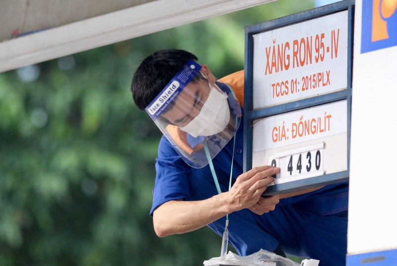 Nguồn cung khan hiếm khiến giá xăng dầu khó "quay đầu" giảm