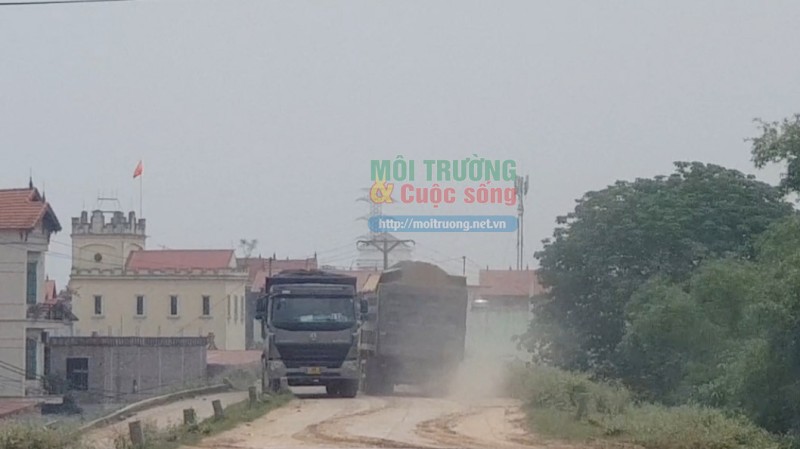 Đông Anh (Hà Nội) – Bài 1: Người dân bức xúc vì dàn xe quá tải chở cát từ công ty Minh Đạt tiềm ẩn tai nạn giao thông, gây ô nhiễm môi trường