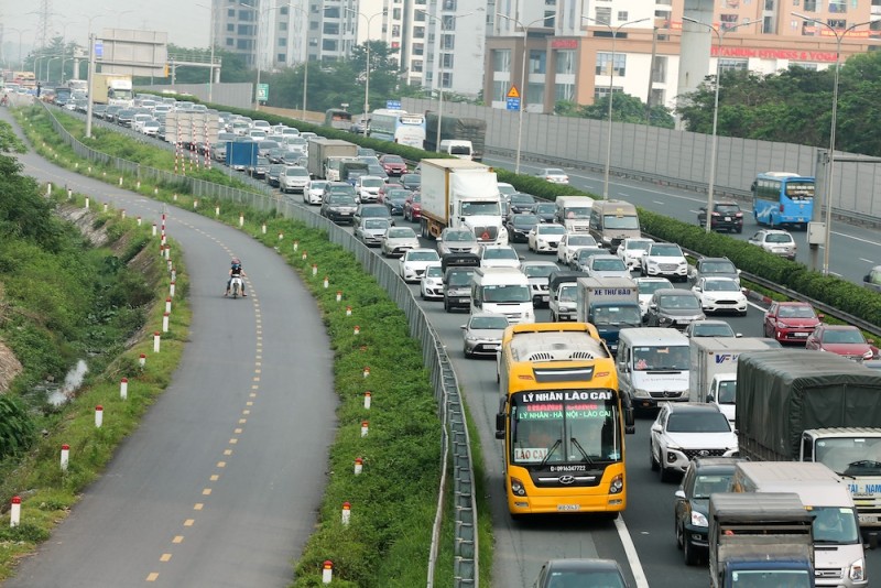 Giá nhiên liệu ‘leo thang’, đề xuất giảm phí, lệ phí