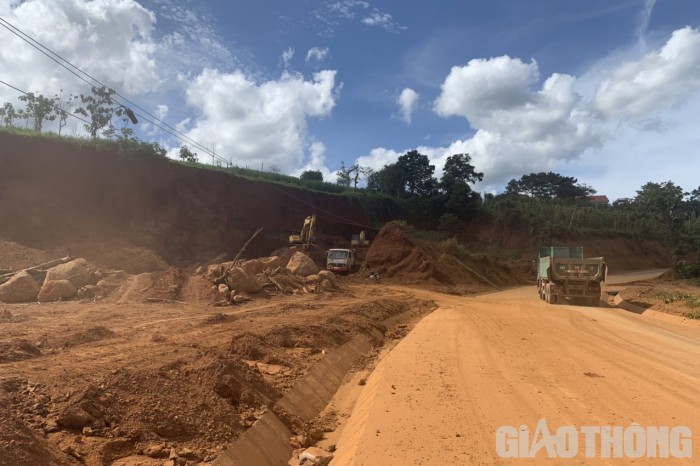 Múc đất, san lấp trái phép gây ô nhiễm và mất ATGT ở Đắk Nông