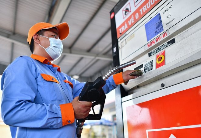 Quỹ bình ổn xăng dầu nên bỏ?