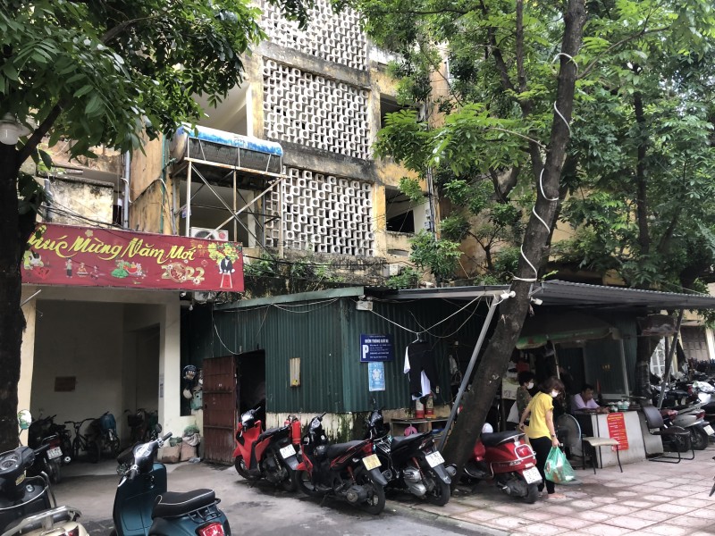 Hiểm họa "lơ lửng" tại những khu tập thể cũ
