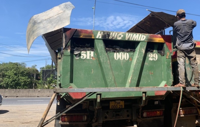 TT-Huế: Hàng loạt xe quá khổ, quá tải bị cưỡng chế cắt thùng cơi nới trái phép