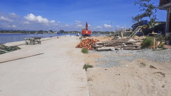 Quảng Nam: Thi công khu neo đậu tránh bão cho tàu cá, hàng chục nhà dân nứt toác