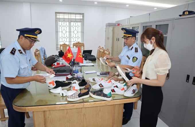Xử phạt cơ sở kinh doanh hàng hóa giả mạo nhãn hiệu