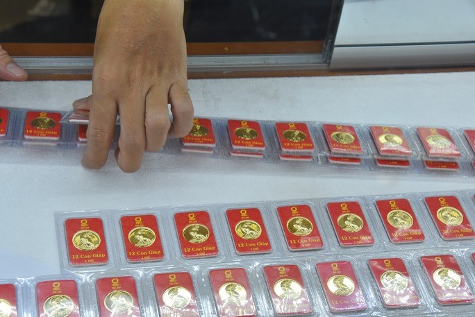 Vàng tăng giá vọt lên đỉnh, giá trong nước giảm nhưng vẫn cao hơn vàng thế giới gần 19 triệu đồng/lượng