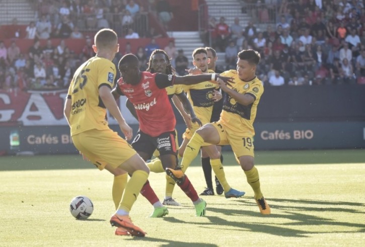 Quang Hải ghi điểm 10 với Ban huấn luyện Pau FC