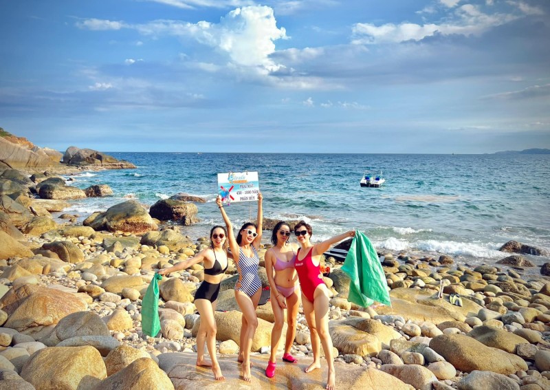 Mặc bikini nhặt rác: Phản cảm hay cần tuyên dương?
