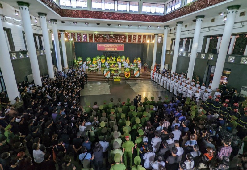 Dòng người tiễn biệt 3 liệt sĩ thời bình