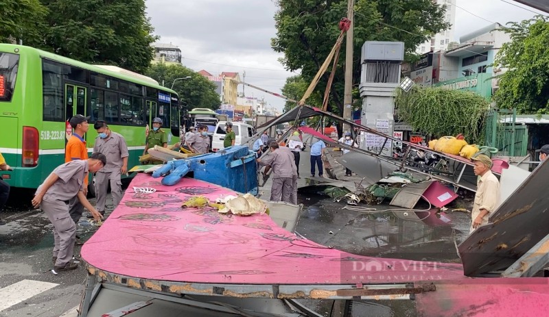 TP.HCM: Sau cơn mưa, cổng chào cao 5m ở công viên nước Đầm Sen đổ sụp
