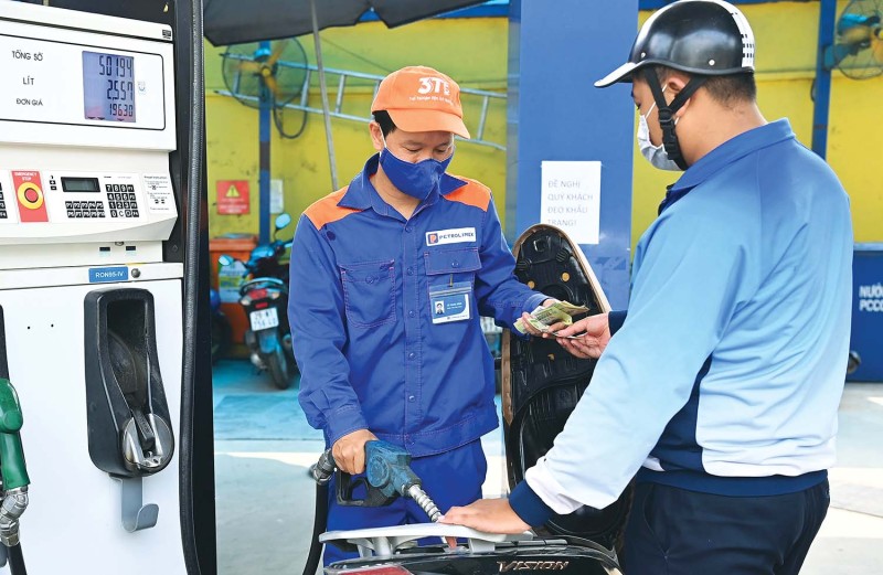 Giảm 10% thuế nhập khẩu xăng: Không giúp thị trường trong nước "hạ nhiệt"