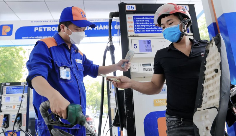 Chính thức giảm 50% thuế nhập khẩu xăng dầu