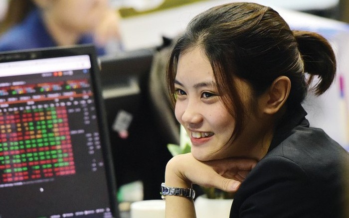 Chứng khoán phiên sáng 24/8: Sắc xanh dần lan rộng, VN-Index liên tục tăng điểm