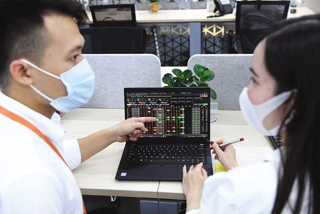 Chứng khoán phiên sáng 26/8: Sắc xanh chủ đạo, VN-Index hướng đến mốc 1.300 điểm