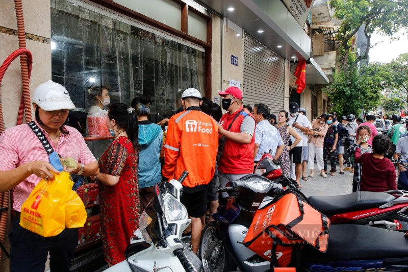 Lại xuất hiện cảnh người Hà Nội xếp hàng dài mua bánh Trung thu truyền thống