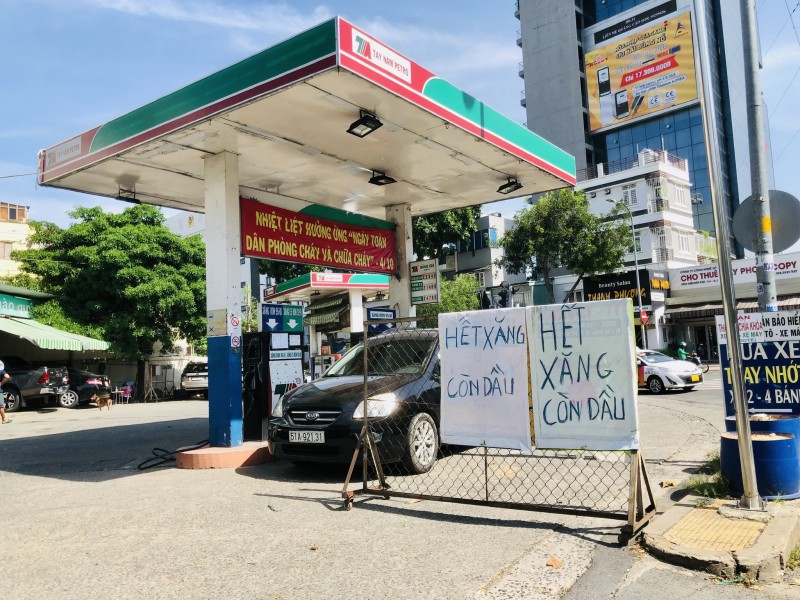Sáng đầu tuần, người dân TP.HCM chật vật đổ xăng