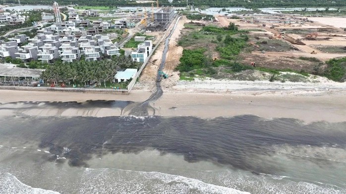 Người dân quay lại hình ảnh dòng nước đen ngòm chảy ra biển từ 1 dự án khu đô thị ở TP Vũng Tàu