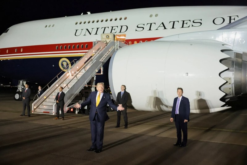 Không lực Một mới của ông Trump lộ điểm yếu an ninh