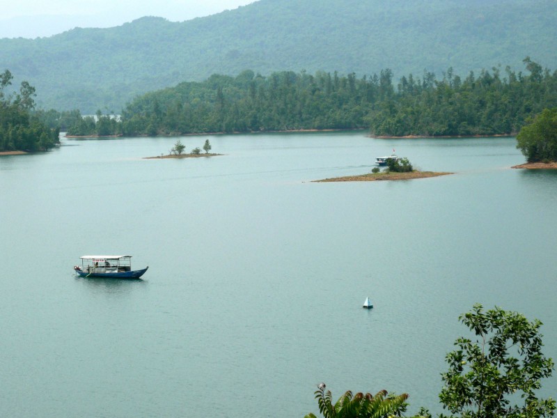 Xanh mát hồ Phú Ninh