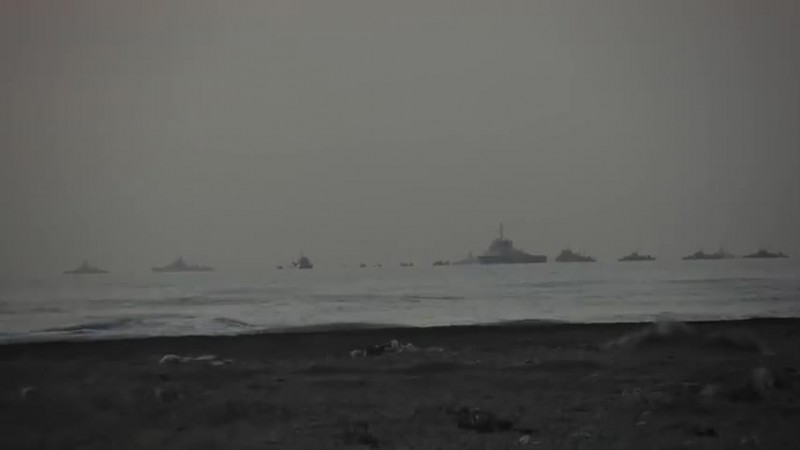 Quân sự - Clip: Xe tăng Nga tập trận trên biển