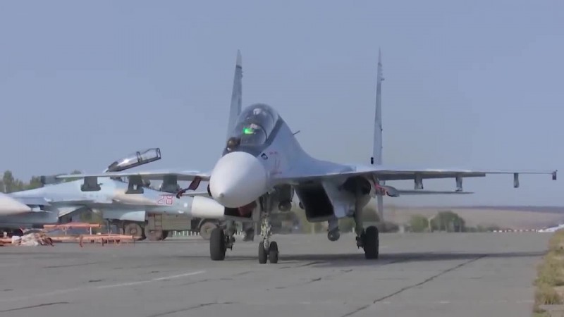 Quân sự - Clip: Màn phối hợp chiến đấu trên không của tiêm kích Su-30 cùng oanh tạc cơ Tu-22 và Su-34