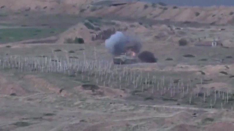 Quân sự - Clip: Thiết giáp của Azerbaijan nổ tung sau khi trúng hỏa lực của quân Armenia