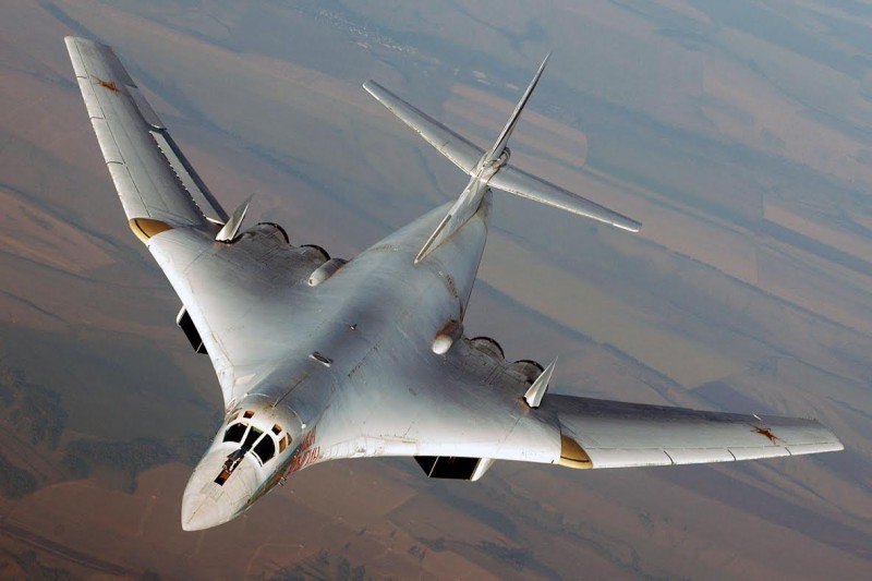 Quân sự - Clip: Cận cảnh máy bay ném bom Tu-160 phóng tên lửa hành trình xuống phiến quân khủng bố ở Syria (Hình 2).