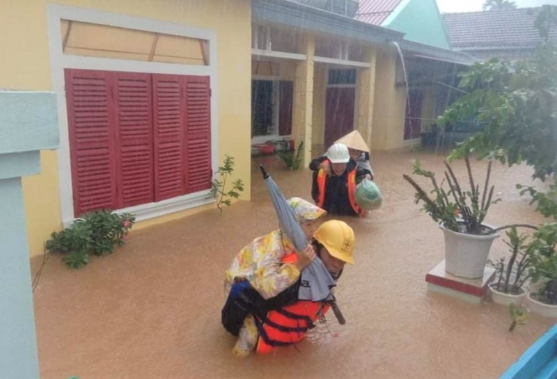 Quảng Bình: Hình ảnh đẹp của người công nhân điện lực cứu người trong mưa lũ