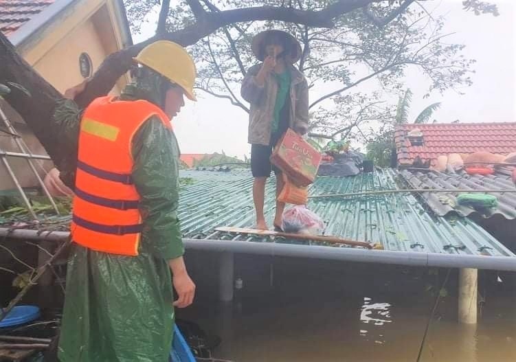 Quảng Bình: Hình ảnh đẹp của người công nhân điện lực cứu người trong mưa lũ