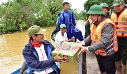 Tấm lòng với bà con rốn lũ miền Trung