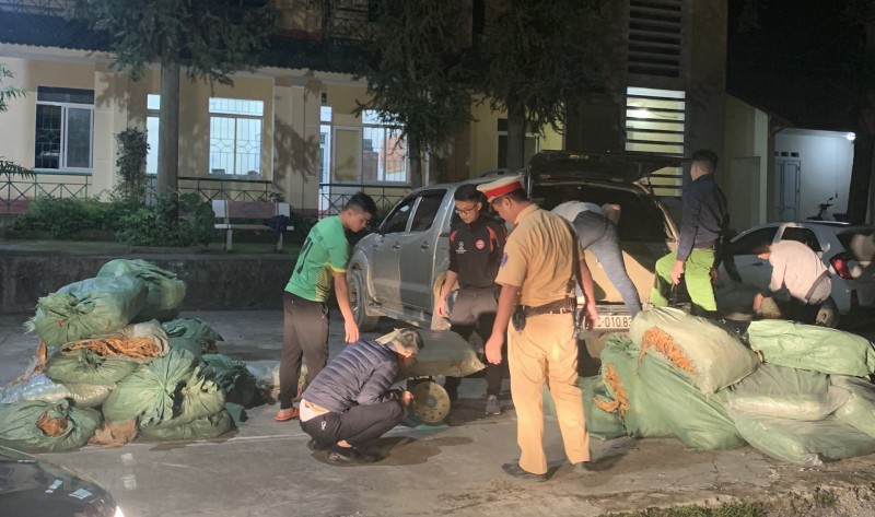 Bắt gần 800 kg thuốc lá nguyên liệu không rõ nguồn gốc xuất xứ