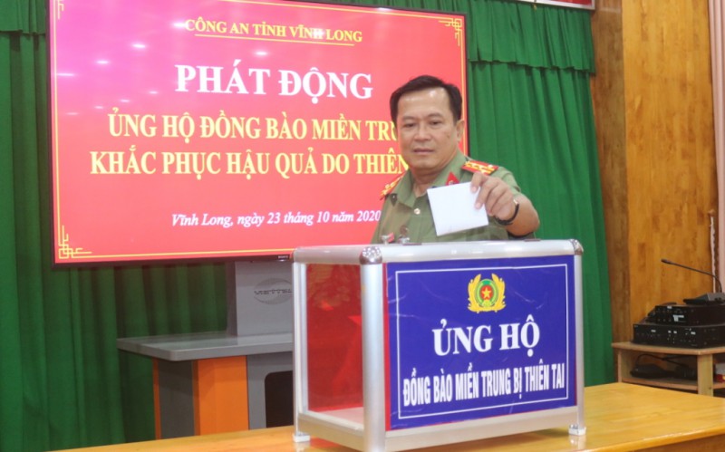 Công an tỉnh Vĩnh Long quyên góp tiền ủng hộ đồng bào miền Trung