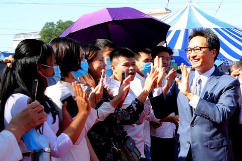 Sinh viên sư phạm đặt vấn đề lương giáo viên với lãnh đạo Chính phủ