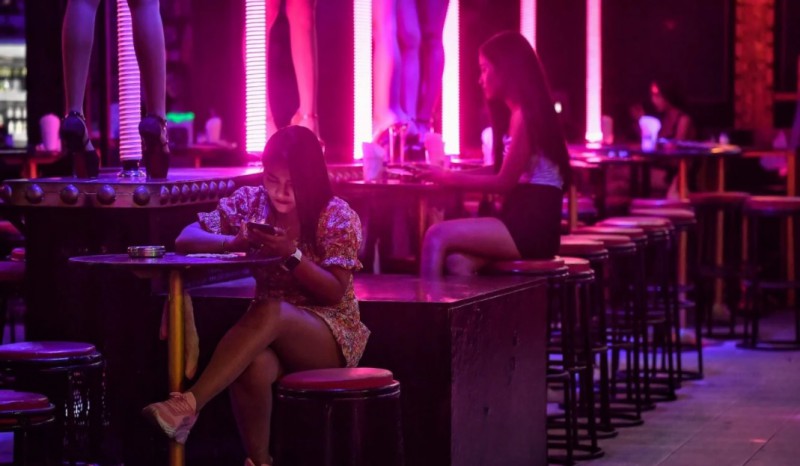 Quán bar, bãi biển đảo Phuket hoang vắng, mòn mỏi chờ du khách