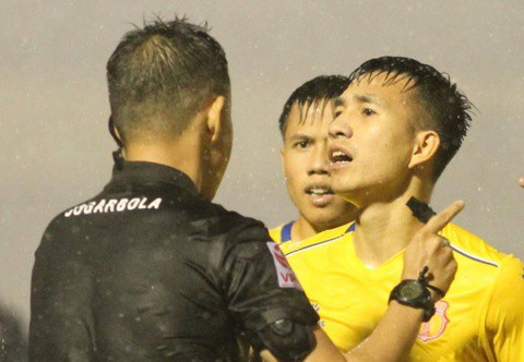 VFF nhắc Ban trọng tài xử lý nghiêm sai sót